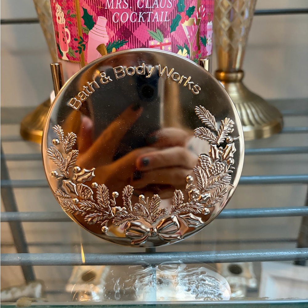 Bath & Body Works Mrs. Claus' Cocktail 3 Wick Candle Ornate Lid NWT Holiday - Picture 3 of 4